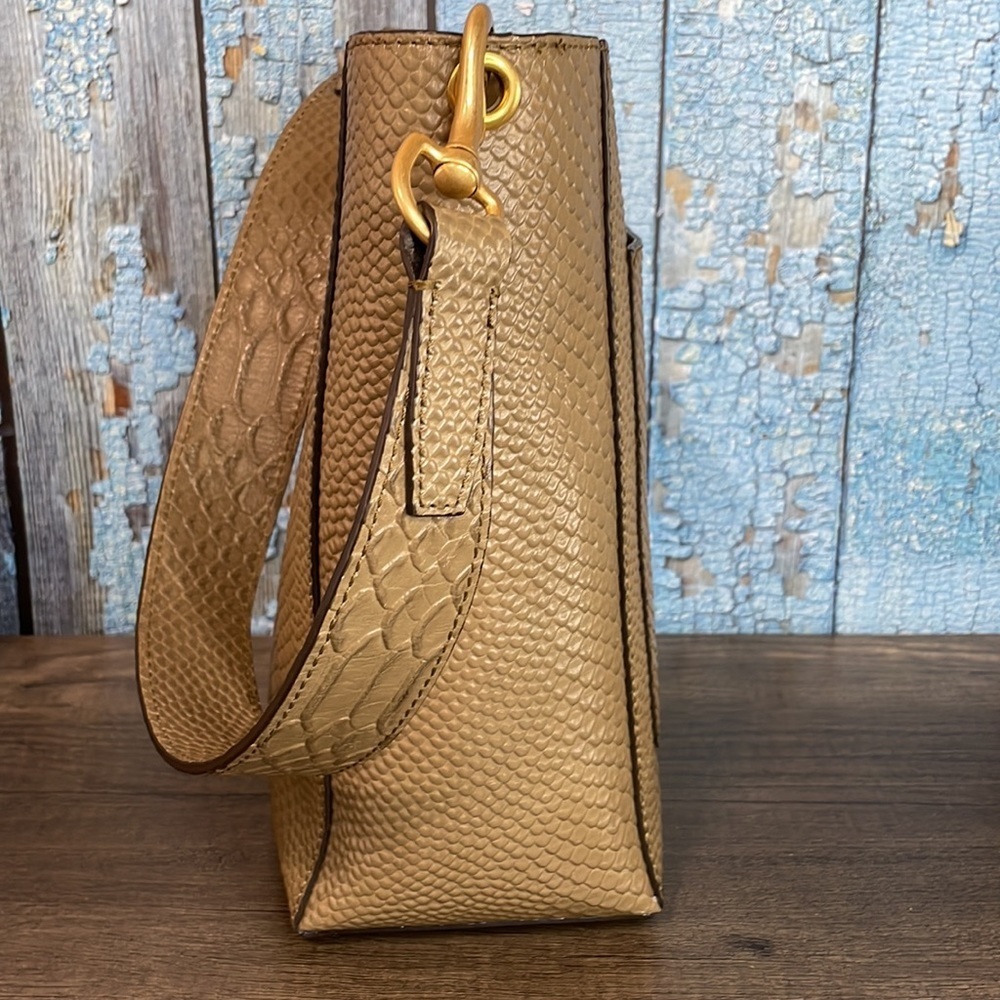 Dooney & Bourke Brynn tote.​​ - Picture 5 of 15